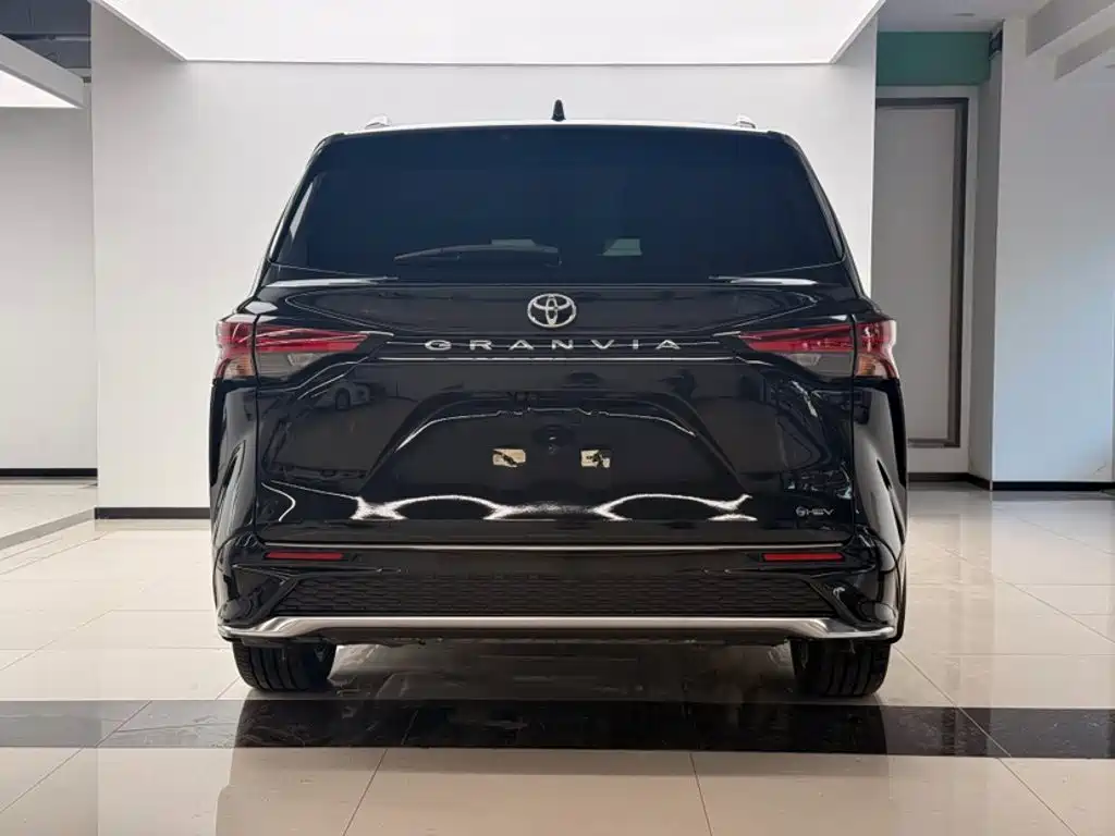 Toyota Granvia — фото 11