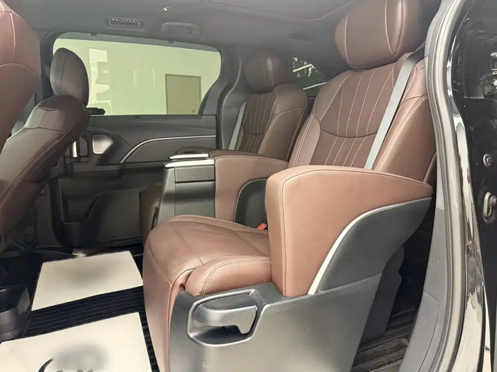 Toyota Granvia — фото 19