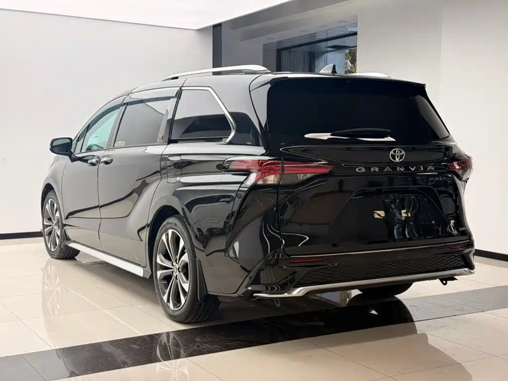 Toyota Granvia — фото 10