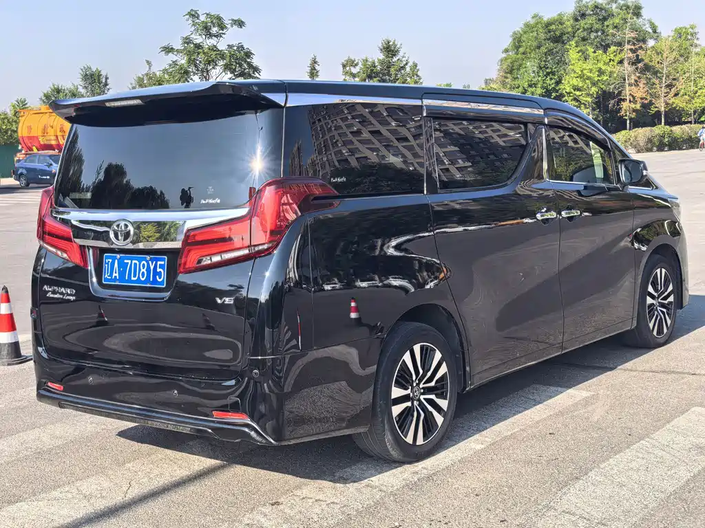 Toyota Alphard — фото 12