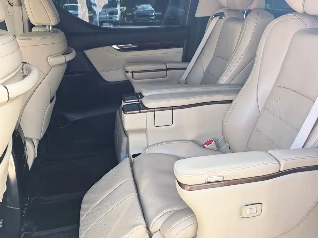 Toyota Alphard — фото 4