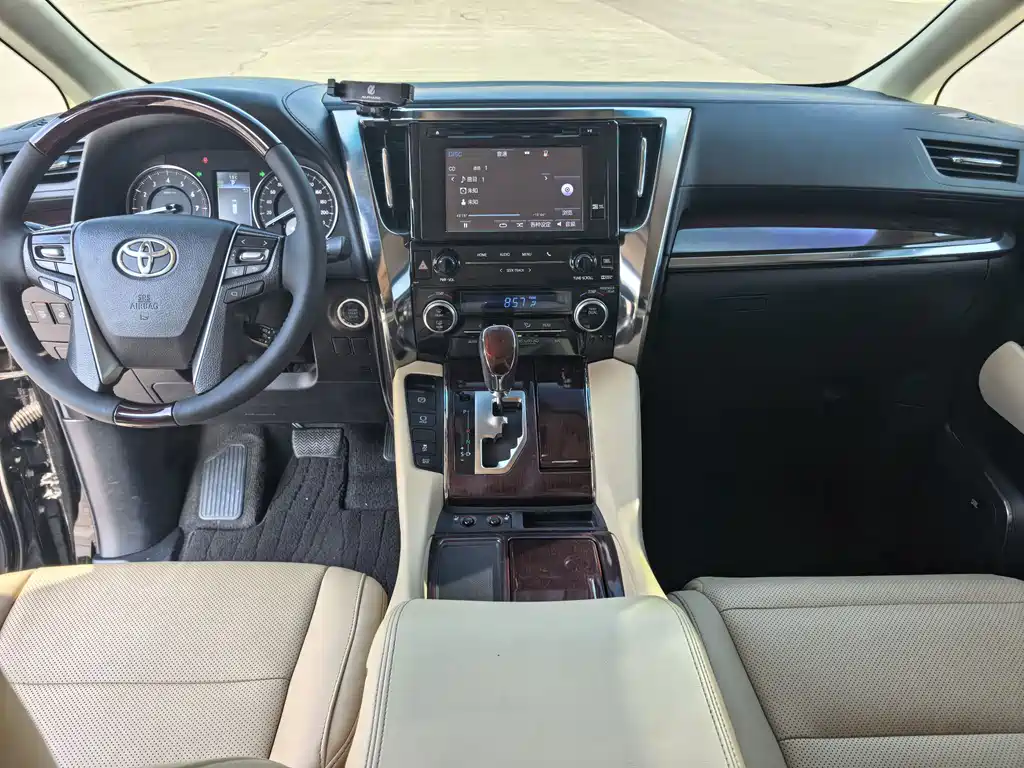 Toyota Alphard — фото 6