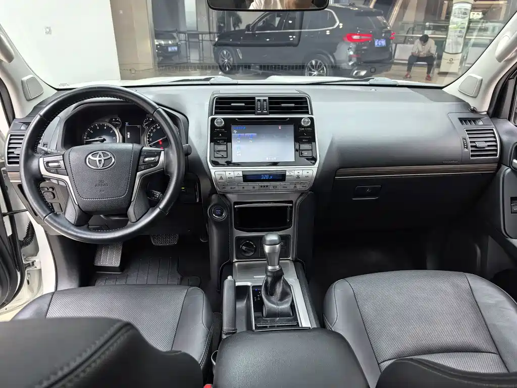 Toyota Prado — фото 10