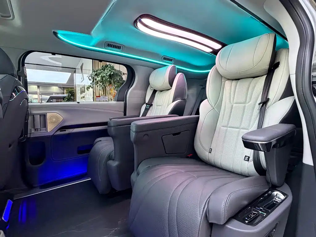 Toyota Sienna — фото 11