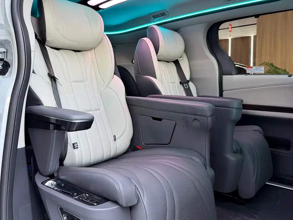 Toyota Sienna — фото 9
