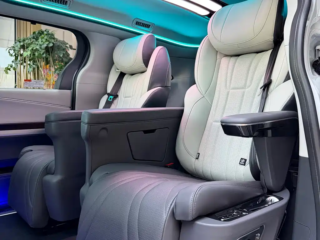 Toyota Sienna — фото 10