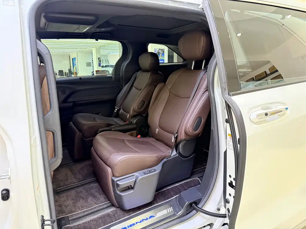 Toyota Sienna — фото 9