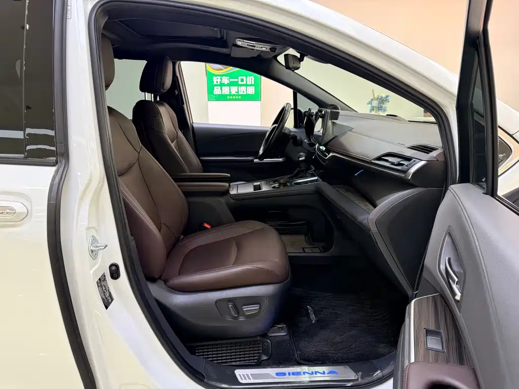 Toyota Sienna — фото 10