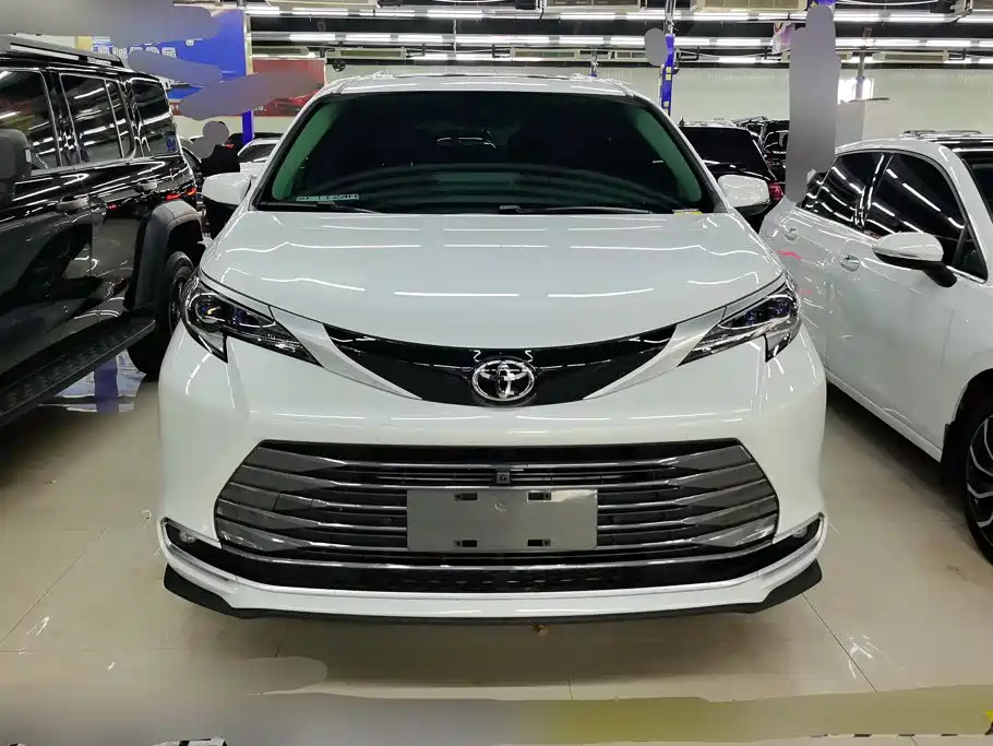 Toyota Sienna — фото 2