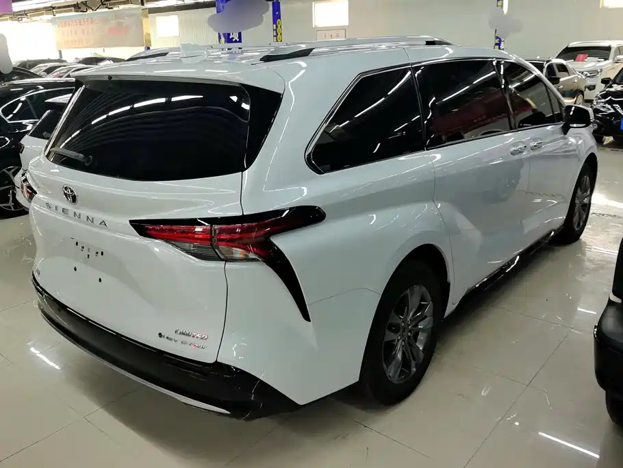 Toyota Sienna — фото 3