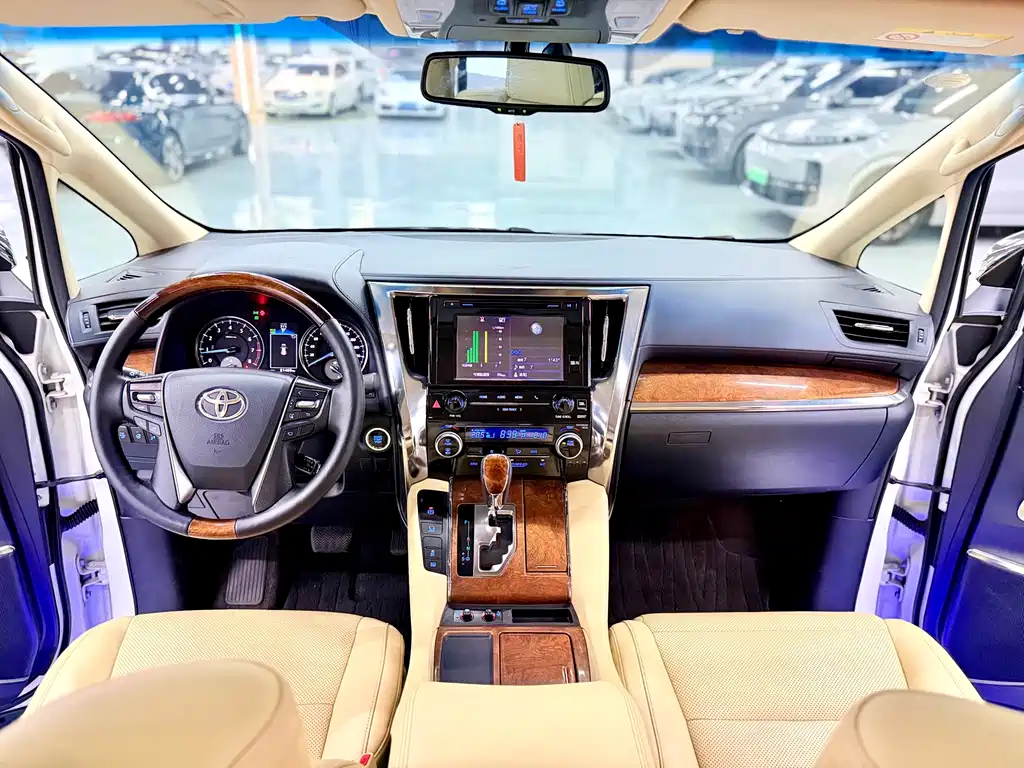 Toyota Alphard — фото 4