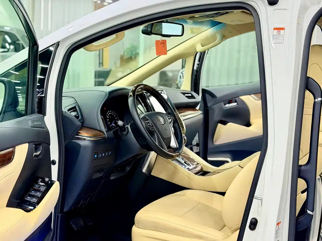 Toyota Alphard — фото 5