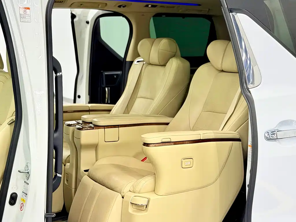 Toyota Alphard — фото 6