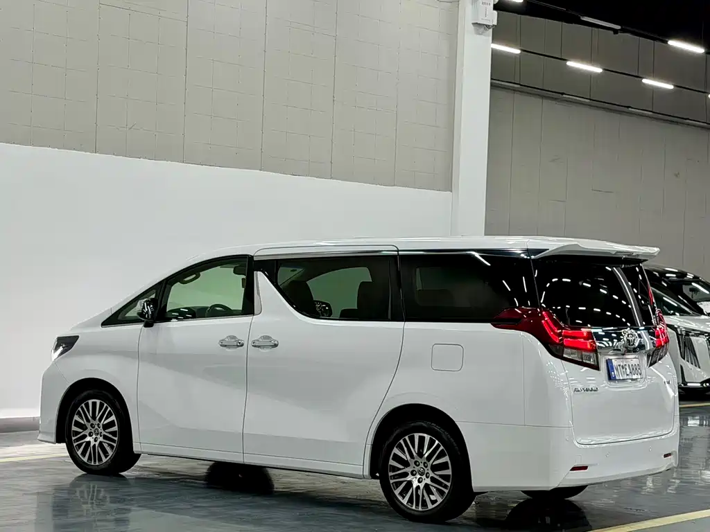 Toyota Alphard — фото 7