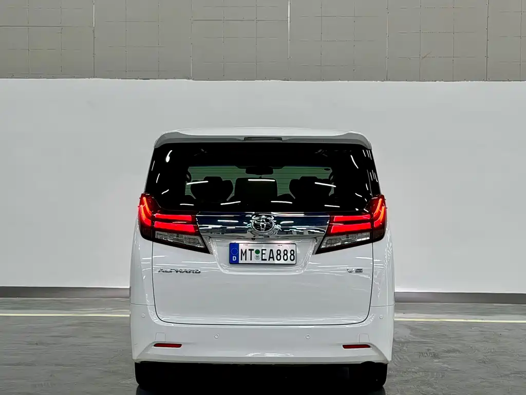 Toyota Alphard — фото 8