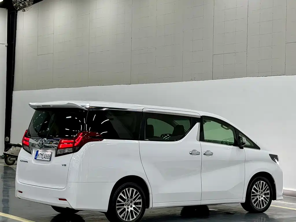 Toyota Alphard — фото 9