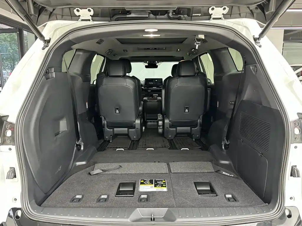 Toyota Granvia — фото 8