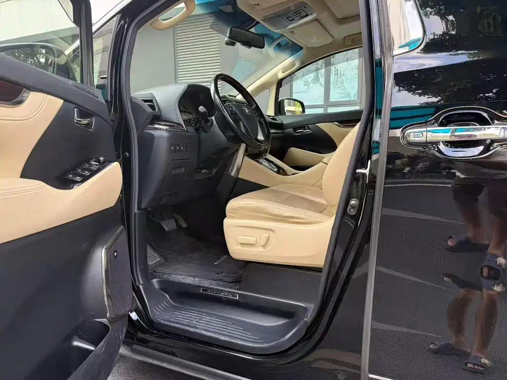 Toyota Alphard — фото 6