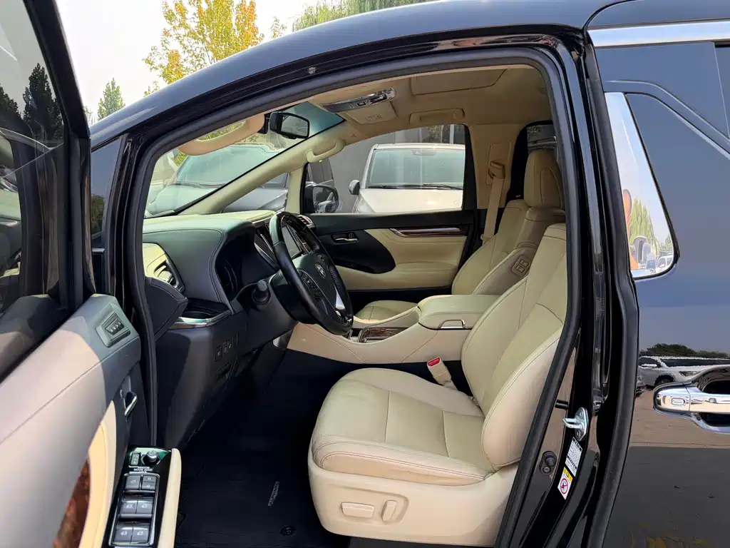 Toyota Alphard — фото 4