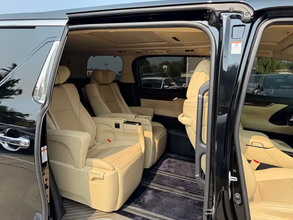 Toyota Alphard — фото 9