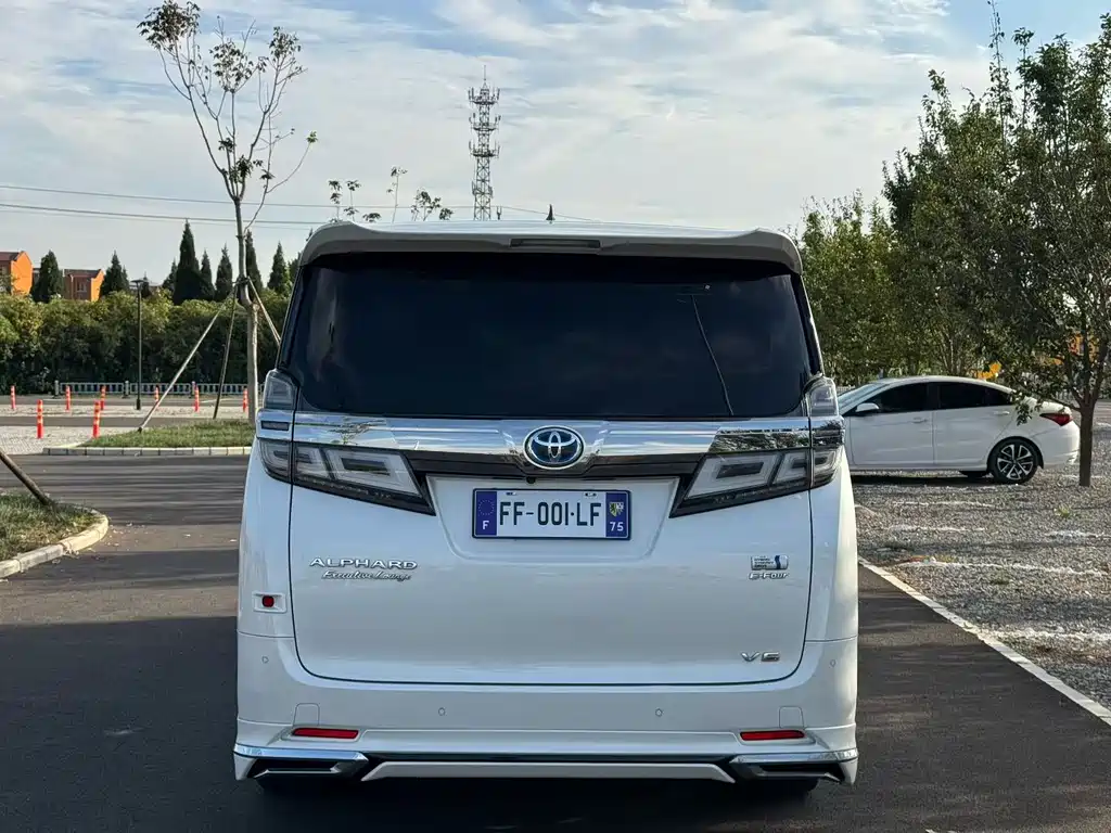 Toyota Vellfire — фото 8