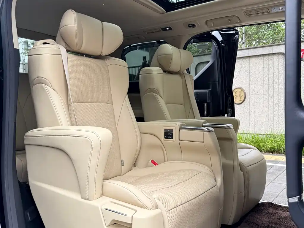 Toyota Alphard — фото 14