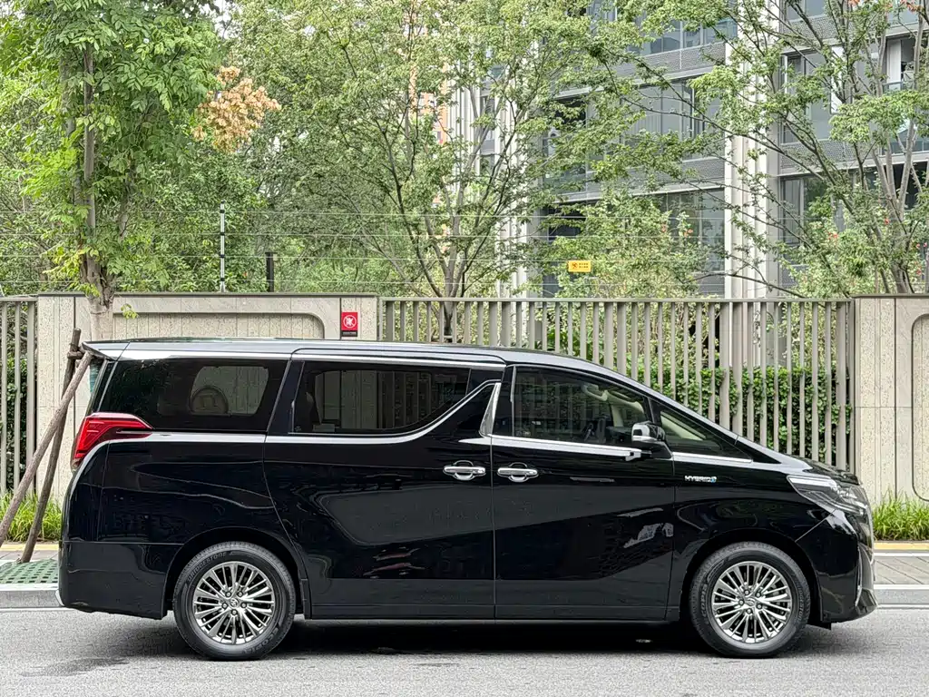Toyota Alphard — фото 4