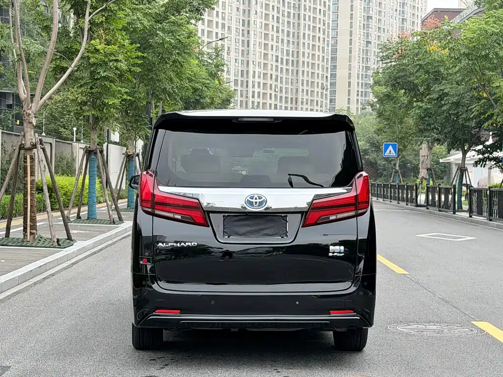 Toyota Alphard — фото 5
