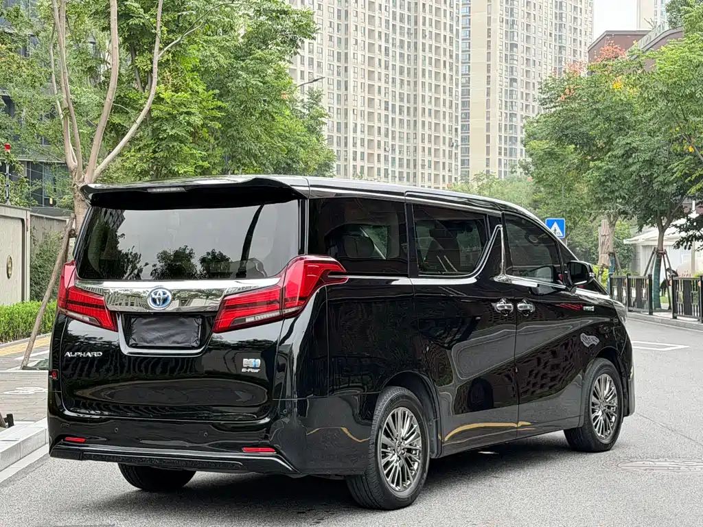 Toyota Alphard — фото 6