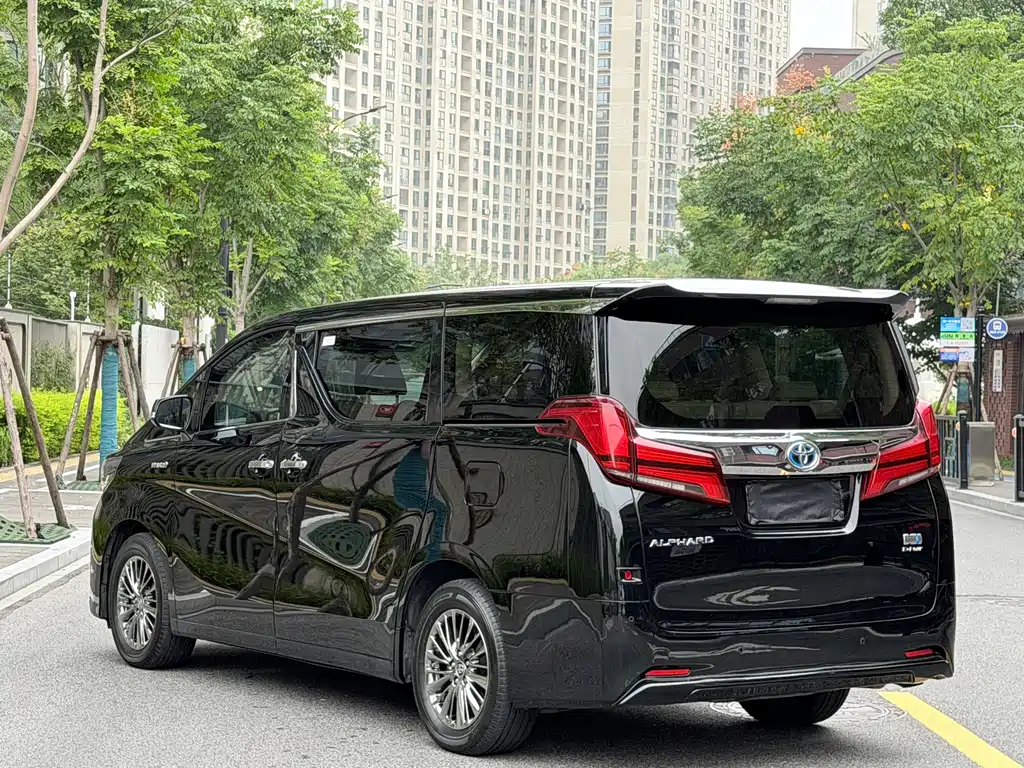 Toyota Alphard — фото 7