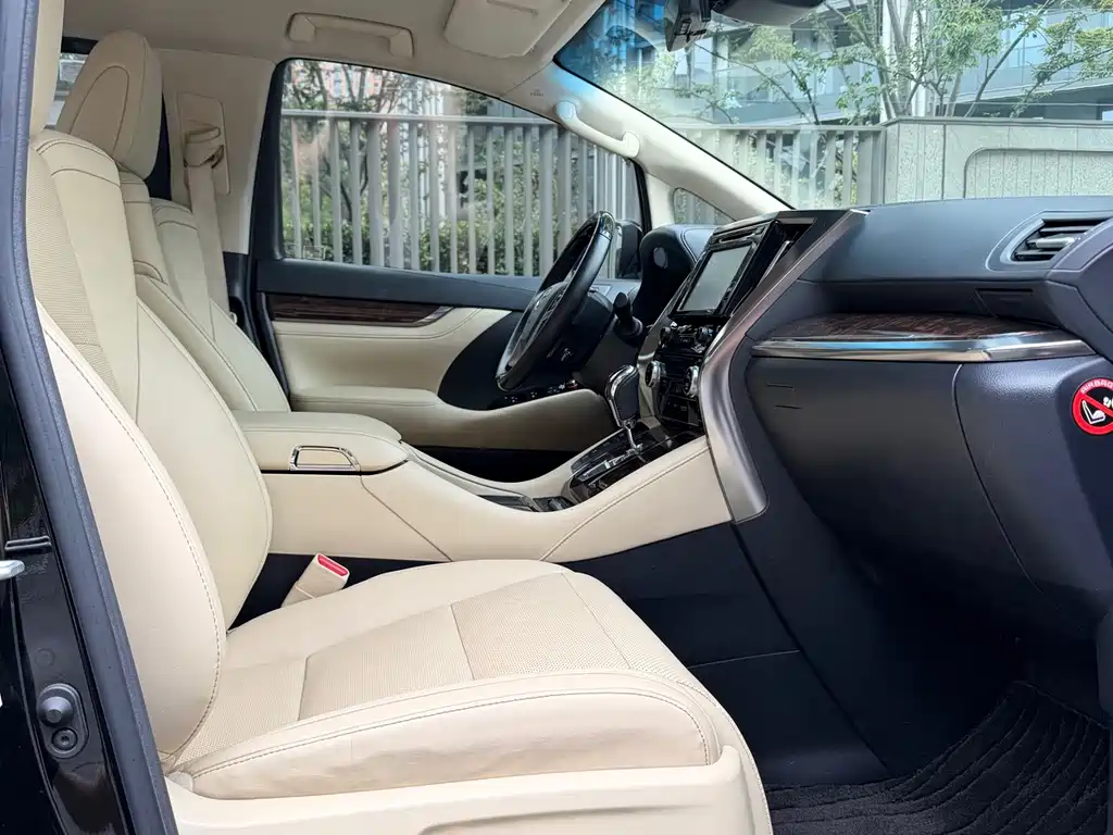 Toyota Alphard — фото 8