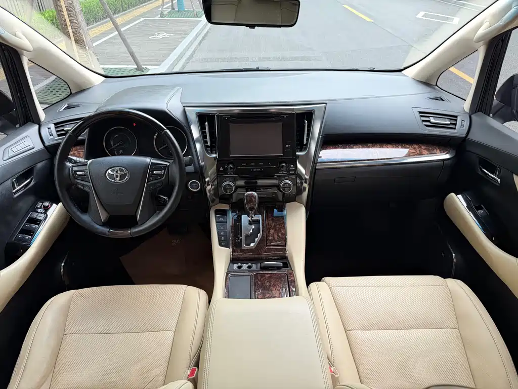 Toyota Alphard — фото 9