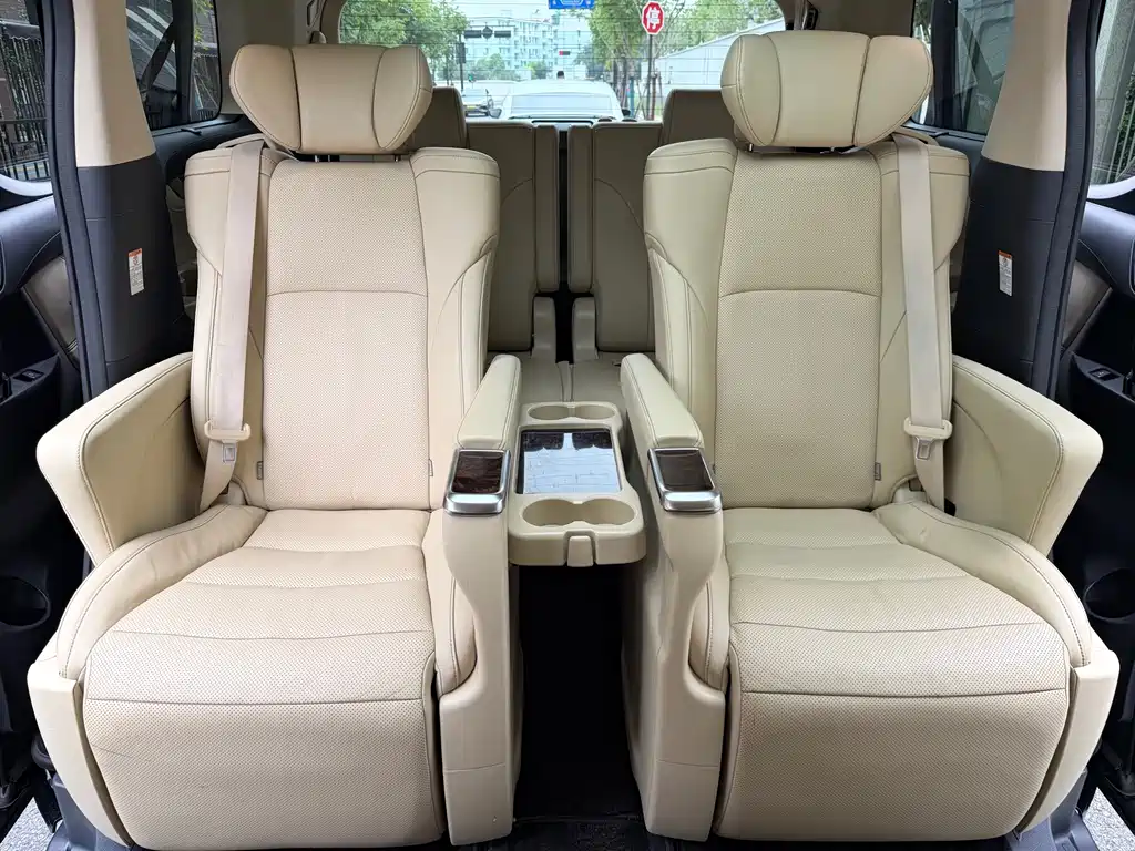 Toyota Alphard — фото 10