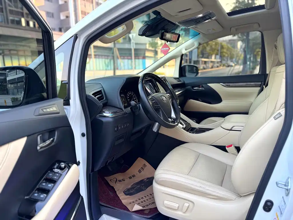 Toyota Alphard — фото 4