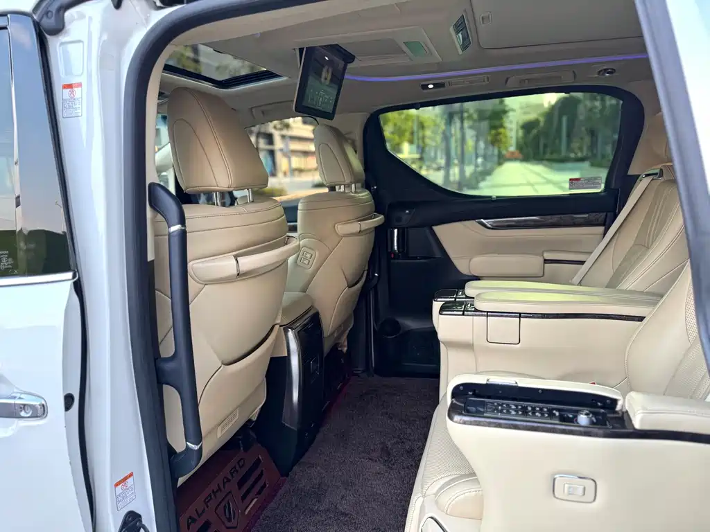 Toyota Alphard — фото 5