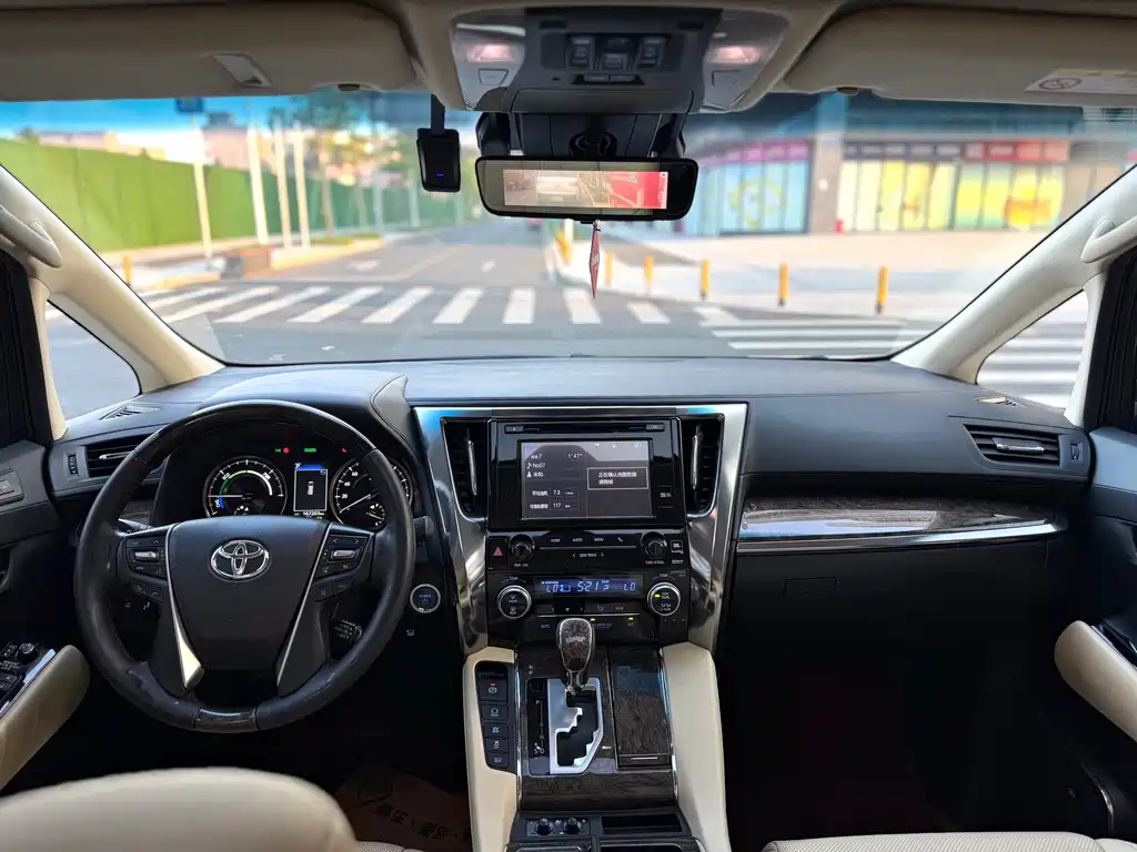 Toyota Alphard — фото 7