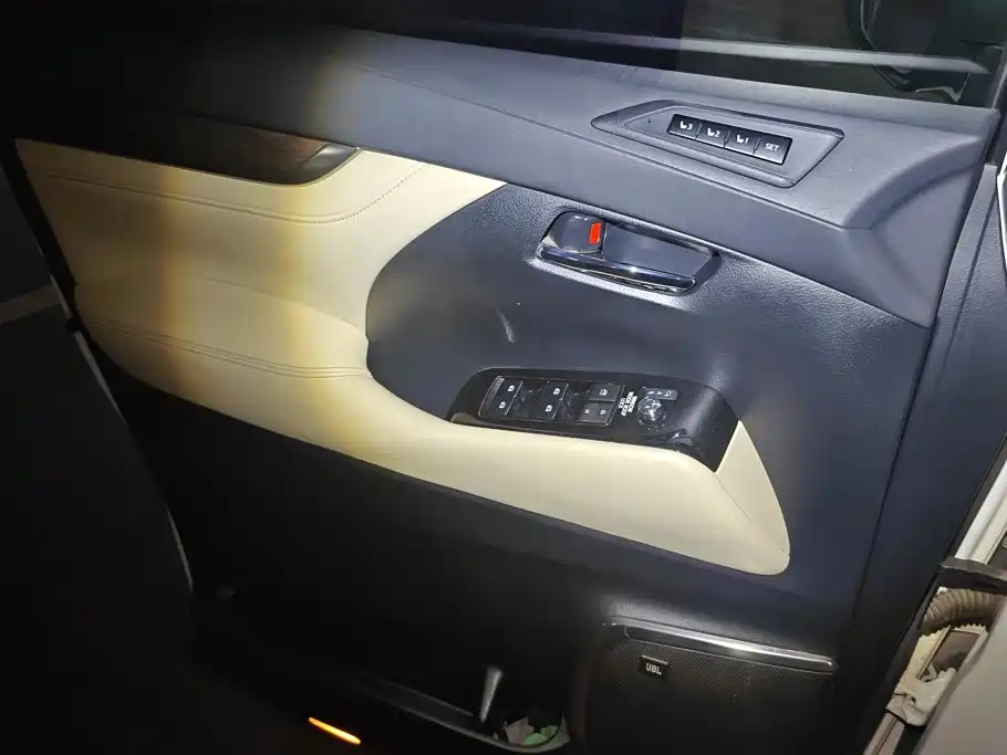 Toyota Vellfire — фото 7