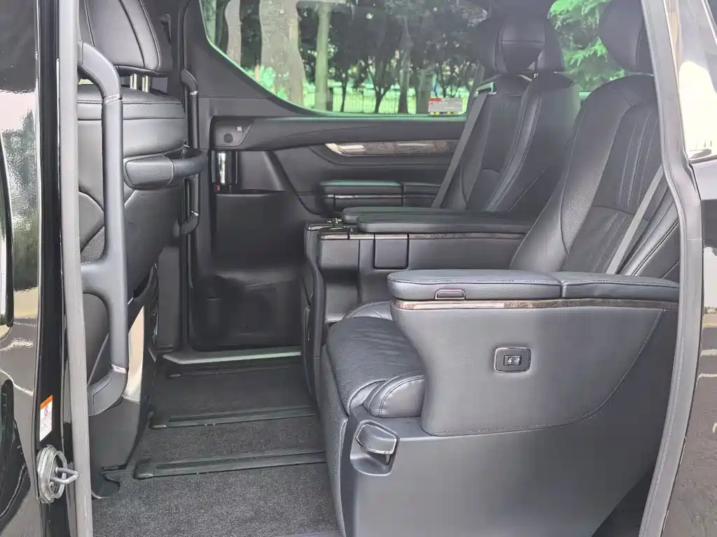 Toyota Vellfire — фото 5