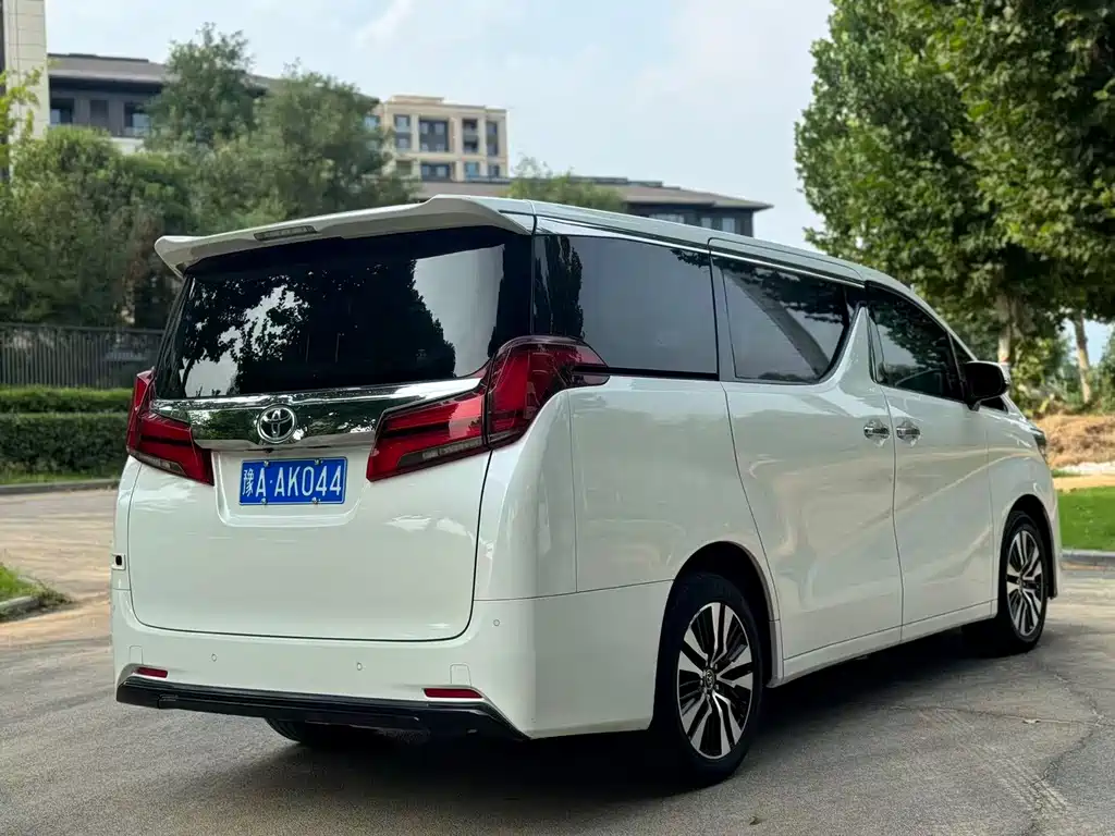 Toyota Alphard — фото 11