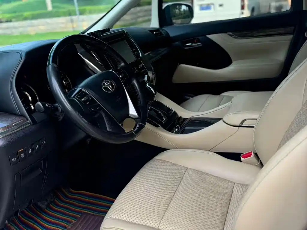 Toyota Alphard — фото 4