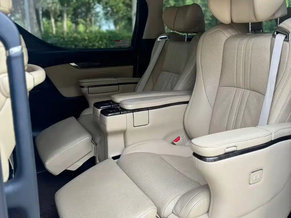 Toyota Alphard — фото 5
