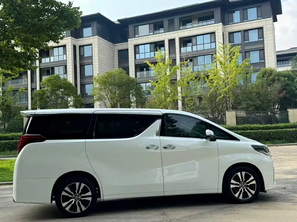 Toyota Alphard — фото 7
