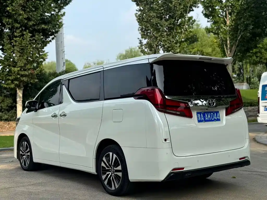 Toyota Alphard — фото 9