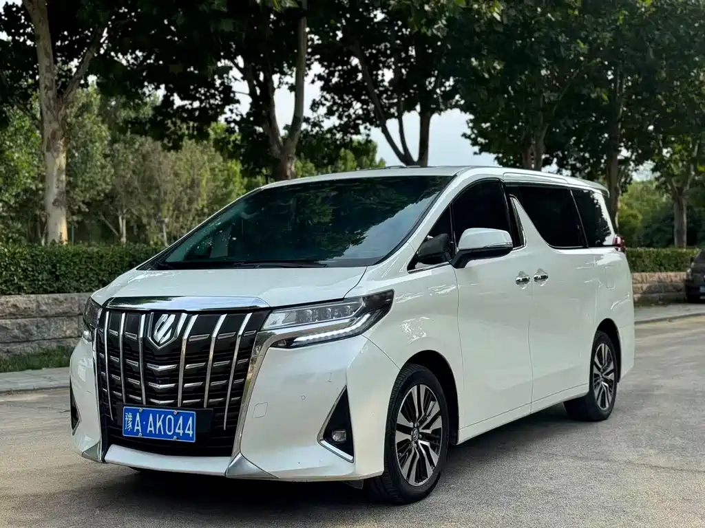 Toyota Alphard — фото 1