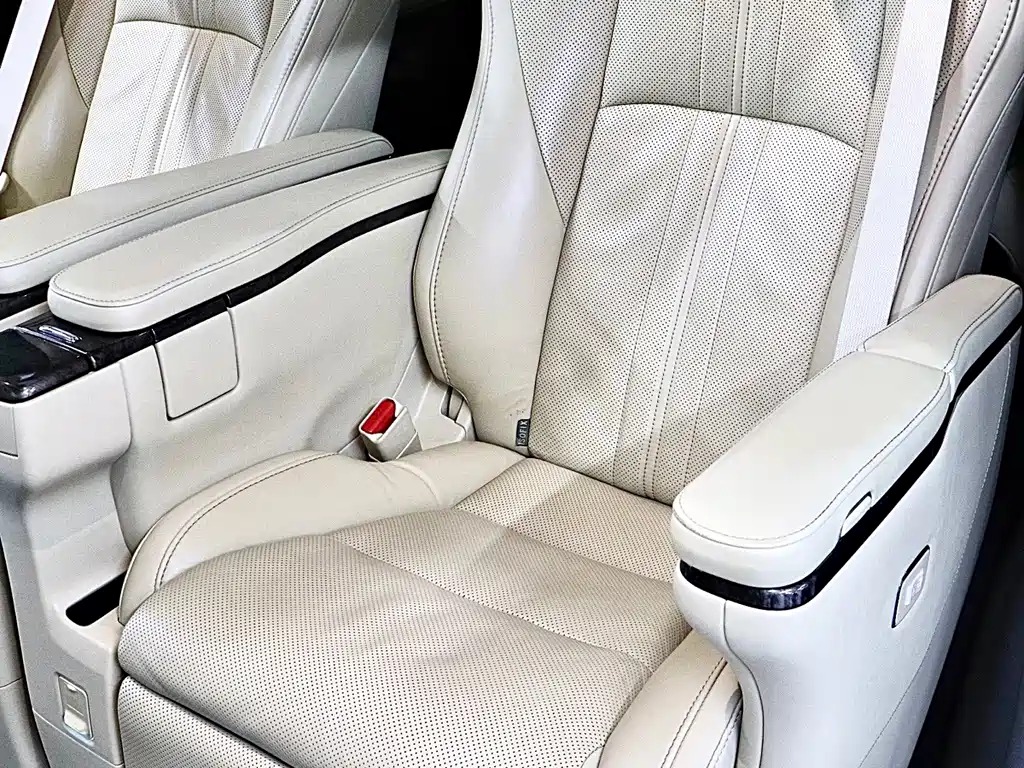 Toyota Alphard — фото 14