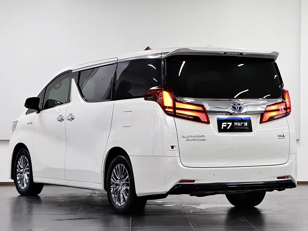 Toyota Alphard — фото 4