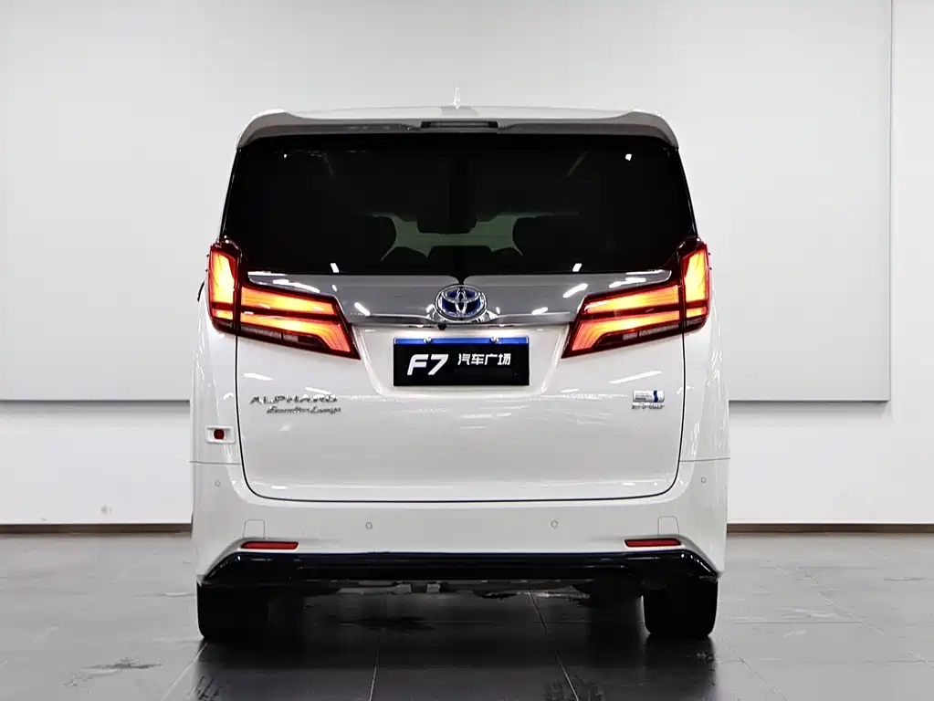 Toyota Alphard — фото 5