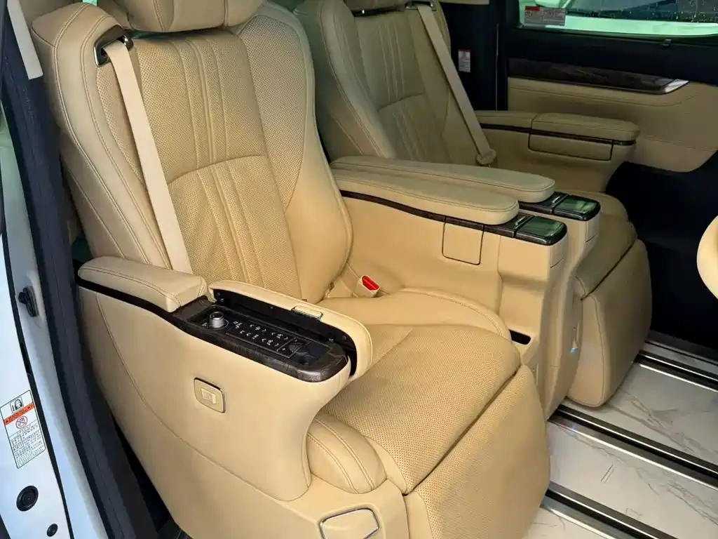 Toyota Vellfire — фото 7