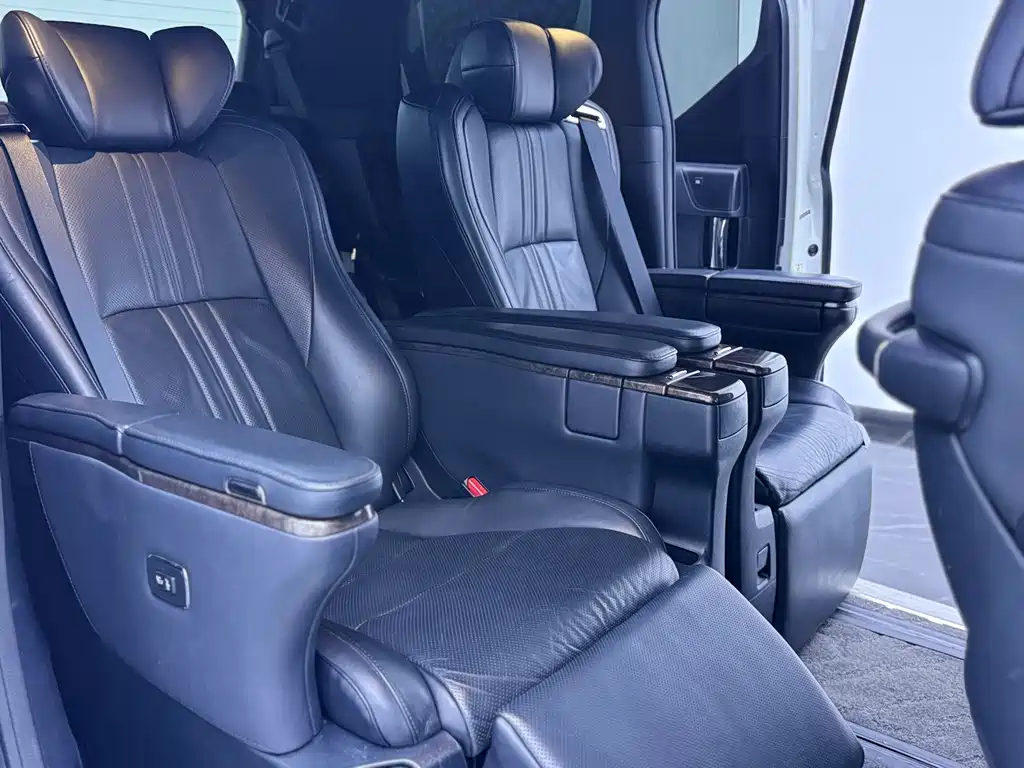 Toyota Alphard — фото 11