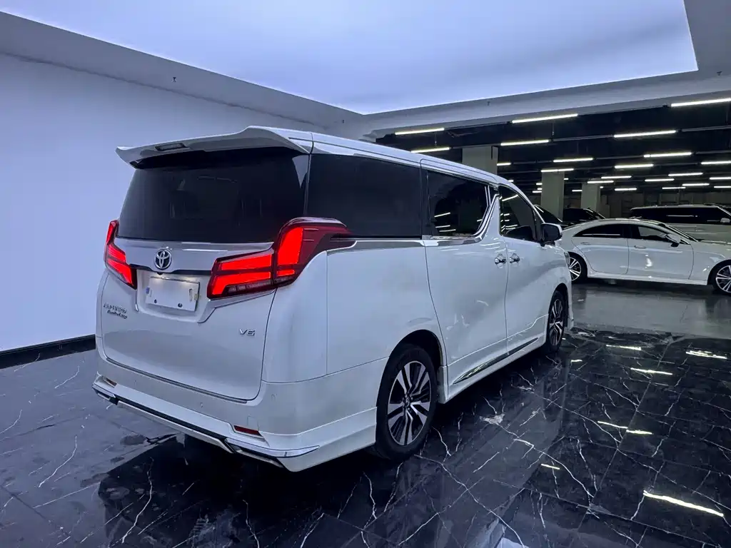 Toyota Alphard — фото 15